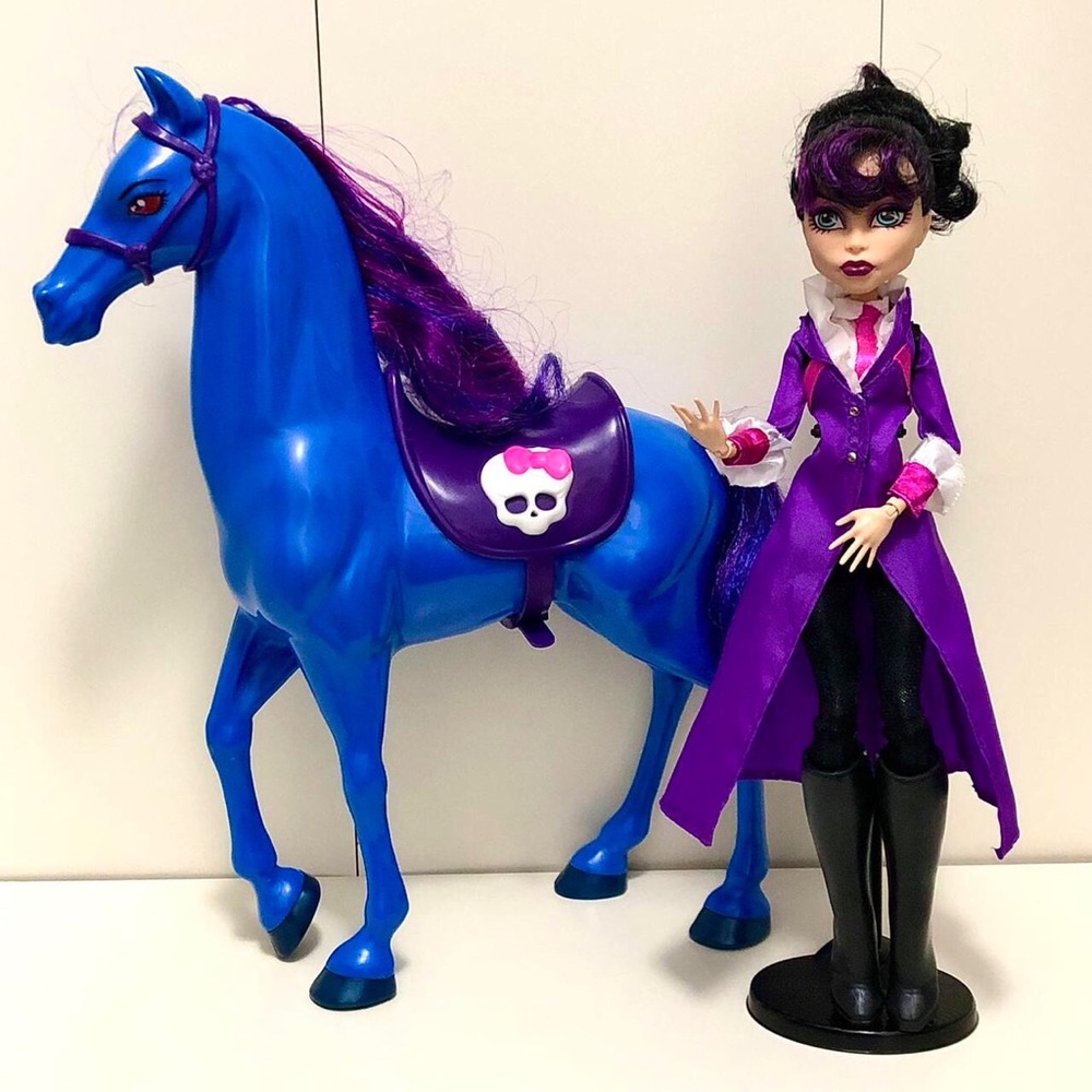 Monster High Doll: Headless Headmistress Bloodgood doll and Nightmare Horse set